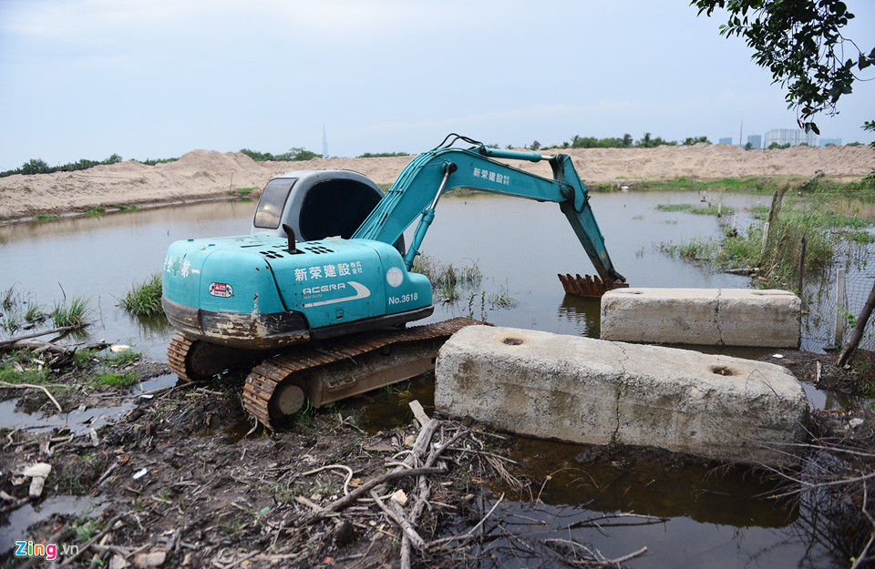 “Chủ đầu tư chỉ trả mức giá đền bù bèo bọt, khoảng 1,5 triệu đồng/m2 đất nông nghiệp, và 8 triệu đồng/m2 với đất thổ cư, trong khi giá giao dịch thị trường cả gần trăm triệu đồng/m2 đất. Với số tiền nhận được, làm sao chúng tôi mua được đất ở chỗ khác để sinh sống”, rapper Tiến Đạt nói.