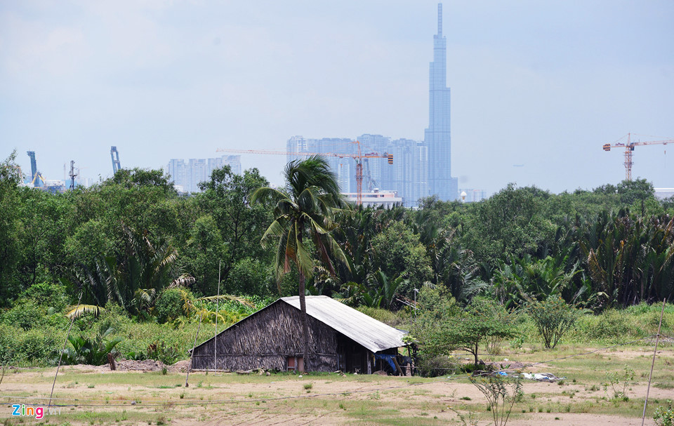 Căn nhà của anh Nguyễn Văn Nè nằm trong diện tích đất 200 m2 của mình vừa chấp nhận đổi đất lấy nền tái định cư. Do chủ đầu tư san nền làm nhà bị thấp, thường xuyên bị nước ngập nên gia đình anh phải chuyển đi chỗ khác sống, để lại căn nhà trống và chờ được cấp mới đất nhưng chưa biết tới khi nào.