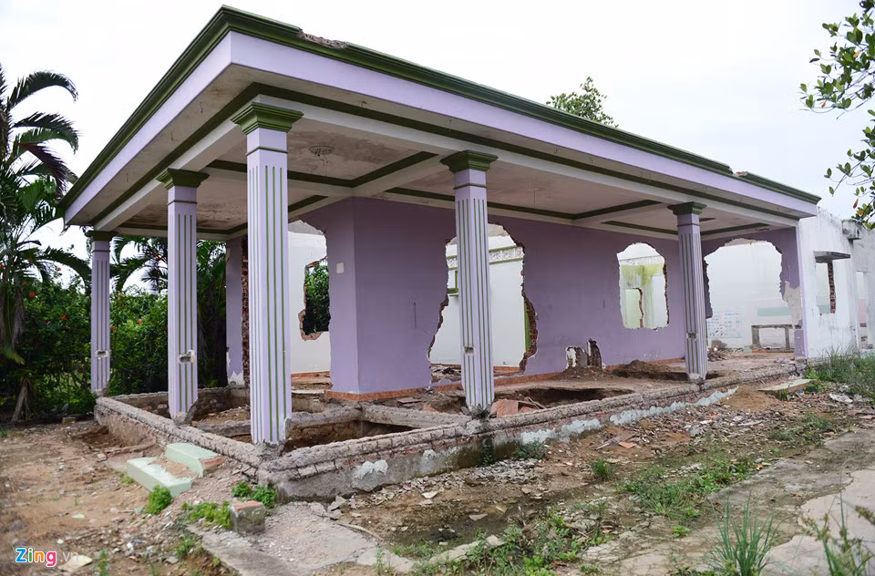 Các hộ dân khu phố 4 cũng cho biết thêm, ngoài hàng chục căn nhà, đất tư nhân mua với giá khoảng 35 triệu/m2 được giữ nguyên hoặc cho thuê trọ, có hàng chục căn khác chủ đầu tư mua lại và tiến hành đập bỏ nhiều hạng mục của kết cấu nhà.