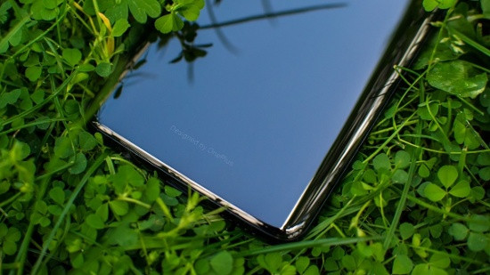 Trong đó tấm kính ở mặt lưng được uốn cong sang hai cạnh bên tương tự như Galaxy S7 nhưng độ cong lớn hơn, tạo cảm giác cầm nắm tốt hơn cũng như tăng độ bền cho máy.