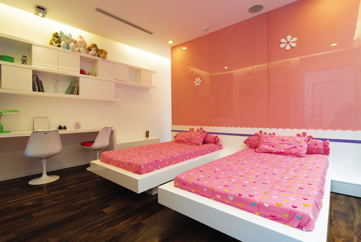 Phòng của trẻ tươi vui với gam màu hồng nhẹ trên nền trắng chủ đạo.