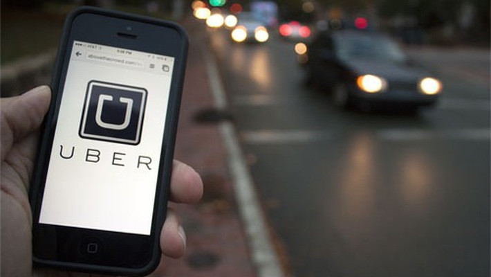 Cuối năm 2016, Uber vấp phải sự phản ứng mạnh mẽ từ taxi truyền thống. Sự phản ứng gay gắt đến mức tháng 3/2017, Hiệp hội taxi cả 3 miền kêu cứu Thủ tướng, đề nghị dừng khẩn cấp. Ảnh: VnEconomy.