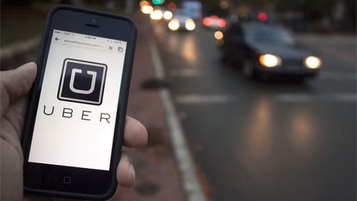 Cuối năm 2016, Uber vấp phải sự phản ứng mạnh mẽ từ taxi truyền thống. Sự phản ứng gay gắt đến mức tháng 3/2017, Hiệp hội taxi cả 3 miền kêu cứu Thủ tướng, đề nghị dừng khẩn cấp. Ảnh: VnEconomy.