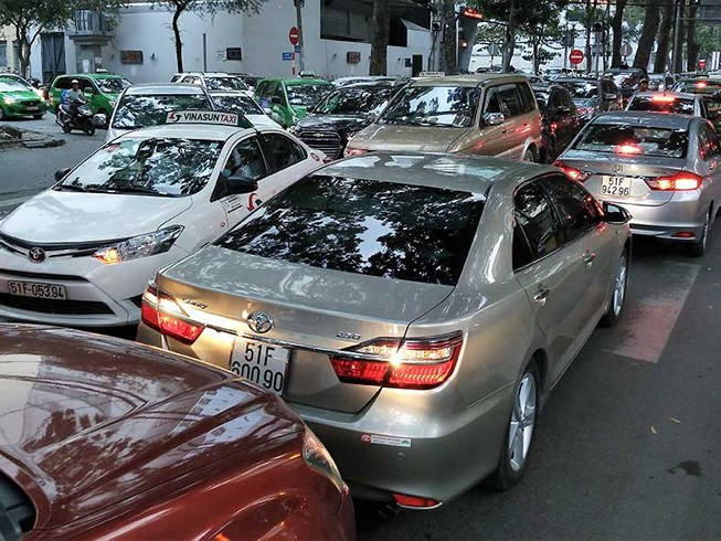 Giữa lúc Grab phát triển rầm rộ và các điều kiện quản lý mới đang được trình Chính phủ, tháng 1/2018, Uber điều thêm "tướng" cho thị trường Việt Nam. Ảnh: Plo.