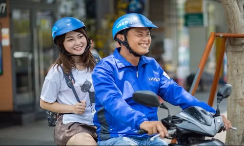 Sau thời gian thử nghiệm tại Thái Lan, tháng 4/2016, Uber chính thức ra mắt dịch vụ xe ôm Uber Moto tại Việt Nam với cước phí 3.700 đồng/km. Ảnh: Uber.