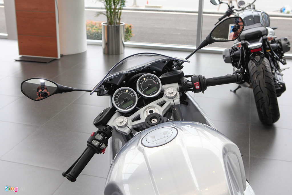 Chiều dài cơ sở khá dài và tay lái có độ trượt thấp nằm xa phía trước mang tới dáng ngồi thể thao với trọng tâm thấp. Trên tay lái của BMW R Nine T Racer tích hợp các nút bấm chức năng như: tắt/bật ABS, menu, lựa chọn chế độ, tắt/bật động cơ…