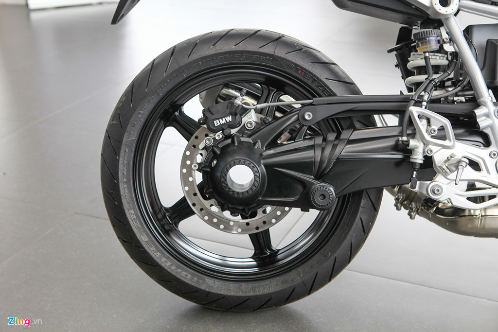 Bánh sau được trang bị phanh đĩa đơn, đường kính 265 mm, kẹp vít cố định 2 piston và dẫn động trục các-đăng đặc trưng của BMW Motorrad và tích hợp ABS.