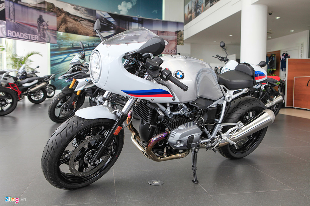 BMW R Nine T Racer được trang bị hệ thống động cơ 4 thì, làm mát dầu/dung dịch, 2 xi lanh thẳng hàng động cơ Boxer, 4 van mỗi xi lanh, phối khí hai trục cam trên đỉnh (DOHC), dung tích 1.170 cc. Hệ thống động cơ này giúp sản sinh công suất 110 mã lực tại 7.750 vòng/phút, mô-men xoắn cực đại 116 Nm tại 6.000 vòng/phút, đi kèm hộp số 6 cấp kiểu xoắn ốc.