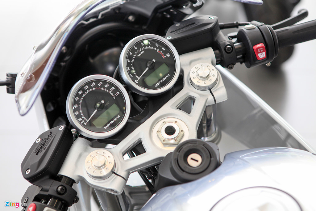 BMW R Nine T Racer được trang bị hệ thống hai đồng hồ đo gồm đồng hồ analog và màn hình điện tử hiển thị các thông số liên quan tới xe.