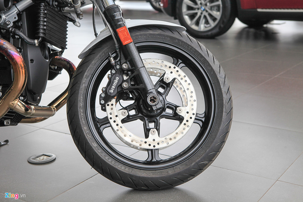 BMW trang bị cho R Nine T Racer bánh trước 120/70 ZR 17 đi kèm hệ thống phanh đĩa đôi đường kính 320 mm, kẹp vít cố định 4 piston và tích hợp ABS.
