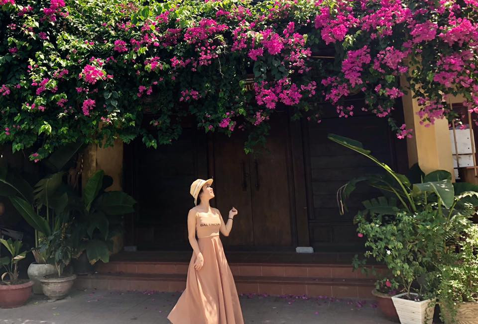 Giàn hoa giấy tím mộng mơ khiến cửa nhà thêm phần lãng mạn. Ảnh: FB Du Lịch Việt Hà Nội.