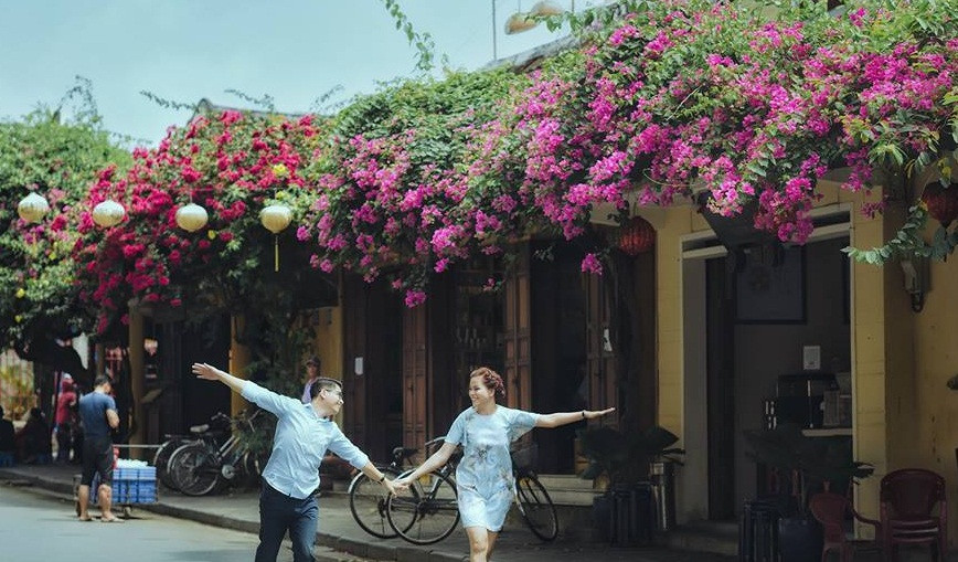 Hầu như căn nhà nào ở Hội An cũng trồng hoa giấy bên hiên nhà. Ảnh: FB Weddy Việt Nam.