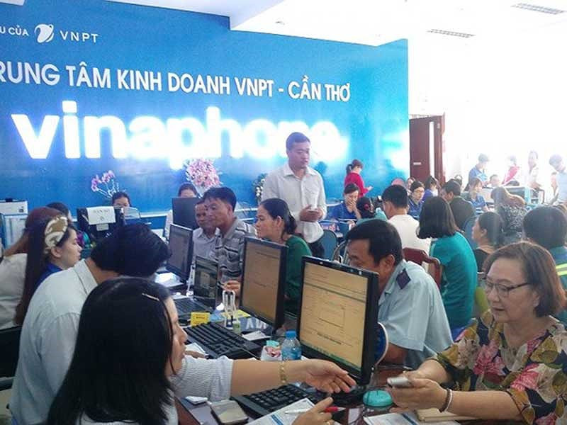 Nhiều người sợ bị khóa thuê bao nên cố hoàn thành thủ tục dù phải chờ đợi. Ảnh: H.DƯƠNG