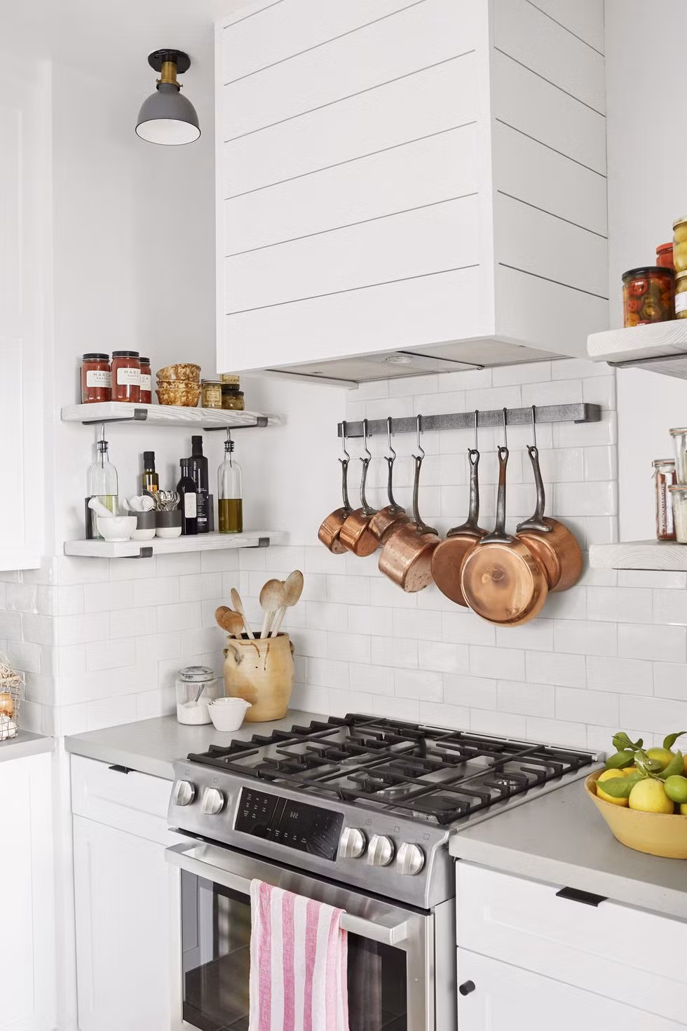 Tủ bếp thiết kế mở nhỏ gọn, tiện sử dụng.