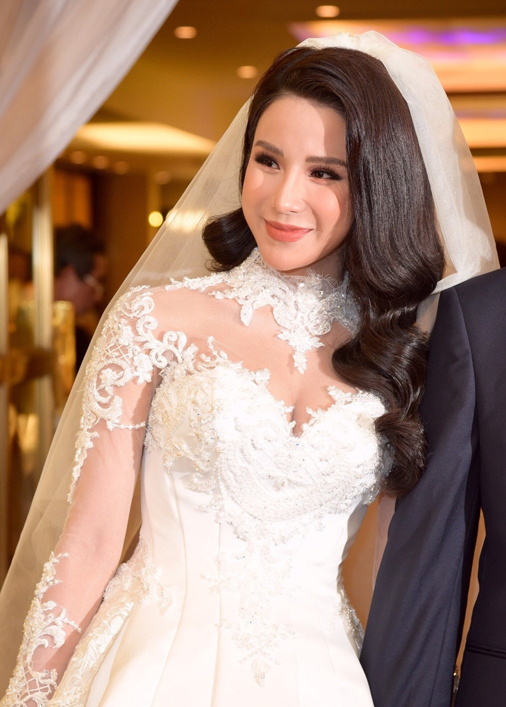 Chiếc váy cưới của Diệp Lâm Anh thiết kế công phu, đính kết pha lê cùng ngọc trai đan xen có giá 120 triệu đồng. Ảnh: Zing.