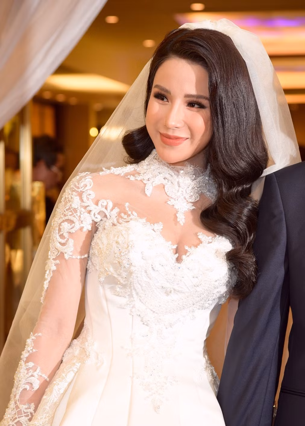 Chiếc váy cưới của Diệp Lâm Anh thiết kế công phu, đính kết pha lê cùng ngọc trai đan xen có giá 120 triệu đồng. Ảnh: Zing.