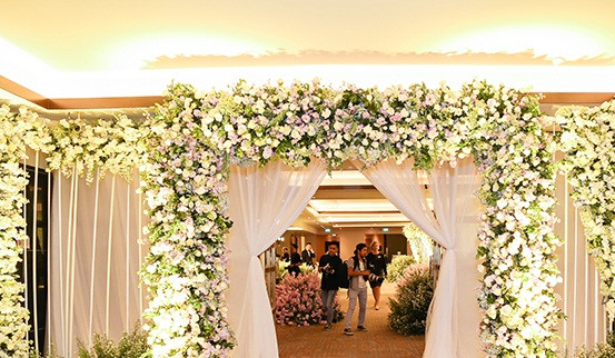 Sảnh tiệc được trang trí như một vườn hoa phong cách châu Âu. 1,3 tỷ đồng là số tiền mà cô dâu chú rể dùng để mua hoa trang trí khán phòng. Ảnh: Tiin.