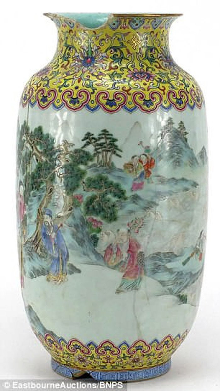 Một chiếc bình gốm rạn nứt, sứt miệng, vốn đã bị bỏ trong nhà kho của bà Anne Beck (83 tuổi), sống ở hạt East Sussex (Anh) từ lâu bất ngờ được trả giá 87.000 bảng, tương đương giá 2,7 tỷ đồng. Chiếc bình cao 30cm, được vẽ tay với những họa tiết, hoa văn tinh xảo đẹp mắt.