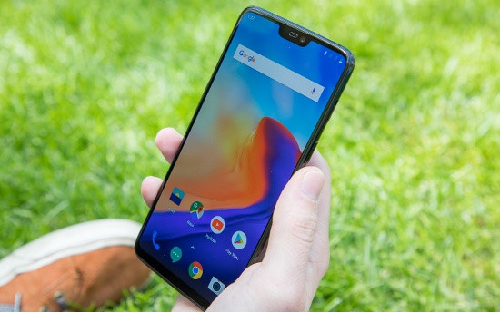 OnePlus 6 cũng có khả năng chống nước nhưng nhà sản xuất chưa tiết lộ chứng nhận IP chính thức. Máy sẽ có ba tùy chọn màu sắc gồm: Đen bóng, đen nhám và trắng hồng, trong đó phiên bản màu trắng hồng là phiên bản giới hạn và sẽ lên kệ trong tháng 6 tới đây.