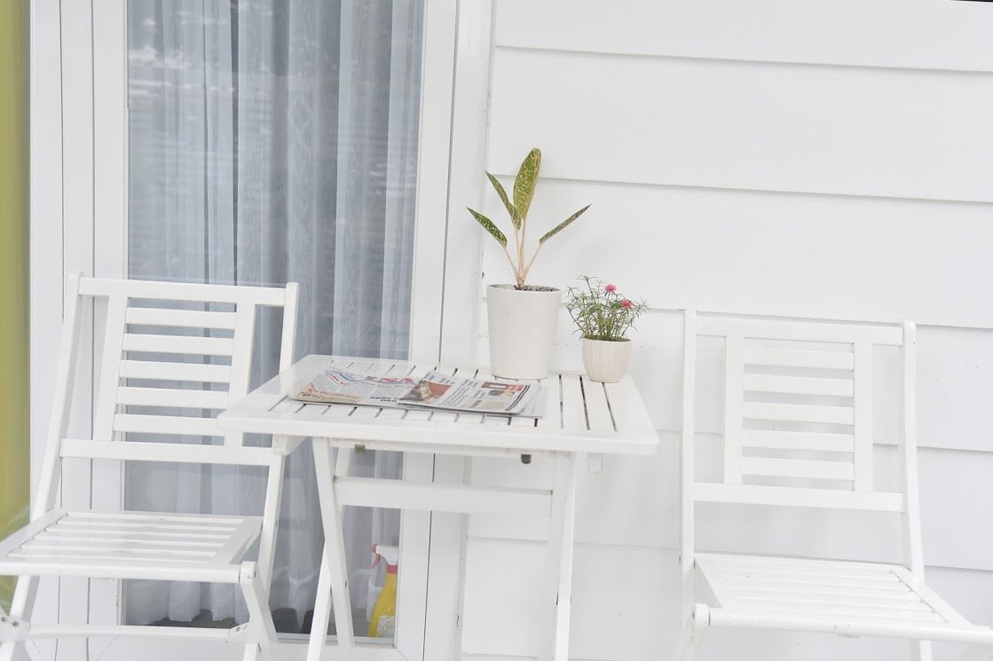 Quyền Linh thích nhất chiếc bàn trước cửa với chậu hoa nho nhỏ. Với anh, ngồi ở đây đọc báo là sướng nhất.