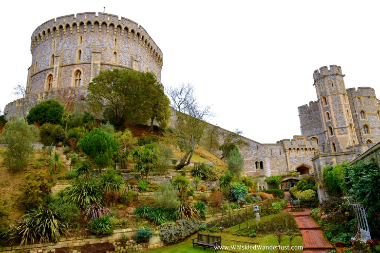 Bên ngoài lâu đài bao phủ nhiều cây xanh. Nguồn ảnh: BI.