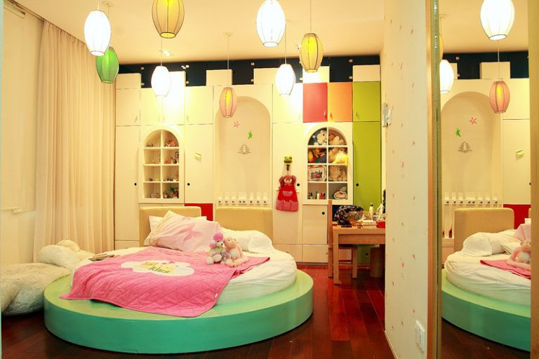 Phòng của bé lạ mắt với chiếc giường tròn đầy màu sắc.