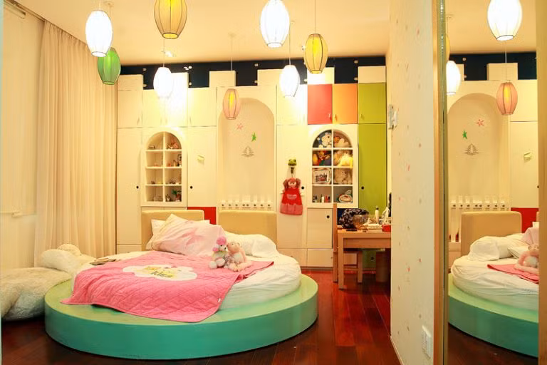 Phòng của bé lạ mắt với chiếc giường tròn đầy màu sắc.