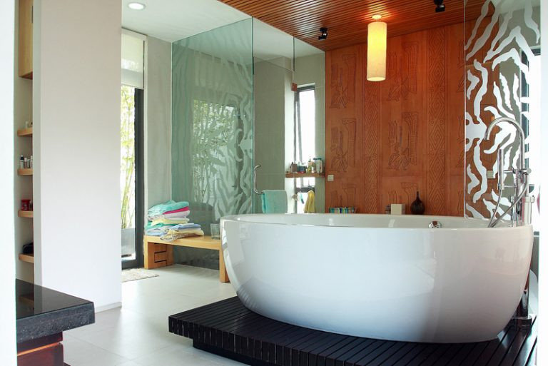 Phòng tắm thoáng đãng và lạ mắt với bức tường gỗ trang trí. Nguồn ảnh: Song Phat Construction.