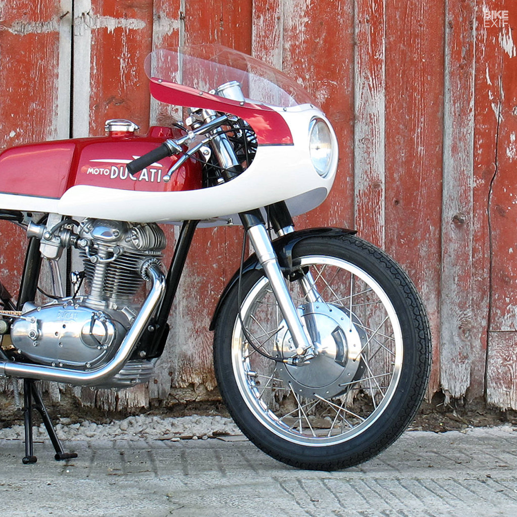 Mike sửa lại phần khung sườn phía sau để gắn vừa với yên xe phong cách cổ điển. “Dàn áo và bình xăng được đúc từ bộ khuôn đã dùng để chế tạo chiếc Monza trước đây của chúng tôi”, Mike nói.