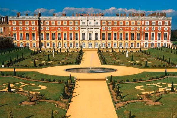 Lâu đài Hampton Court, London có diện tích 18,8km2 là nơi nghỉ ngơi ưa thích của Vua Henry VIII và của các hiệp sĩ nước Anh. Ảnh: Genie Tours.