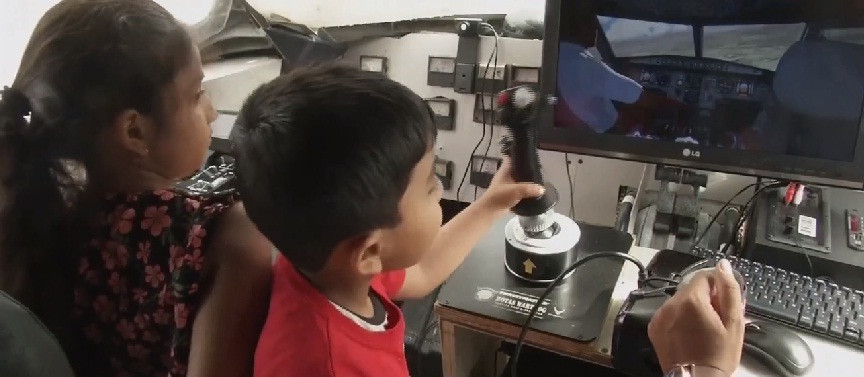 Ngoài ra, khách có thể trải nghiệm cảm giác được làm phi công chỉ với 5 USD.