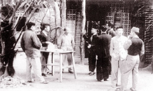 Tháng 12 năm 1945, Bộ trưởng Lê Văn Hiến (người đứng giữa) được Chủ tịch Hồ Chí Minh cử làm Đặc phái viên Chính phủ.