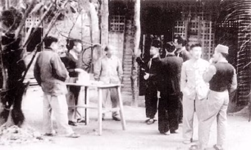 Tháng 12 năm 1945, Bộ trưởng Lê Văn Hiến (người đứng giữa) được Chủ tịch Hồ Chí Minh cử làm Đặc phái viên Chính phủ.