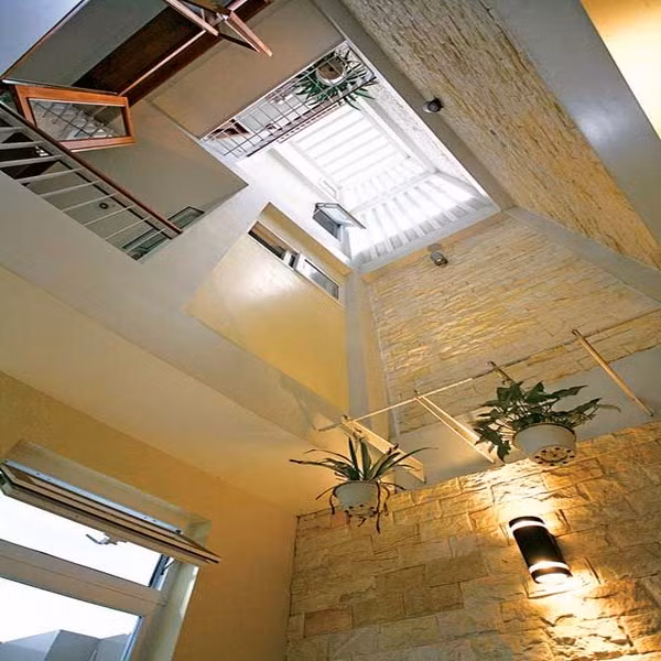 Thêm nữa, phần mái che giếng trời cần phải có khung sắt bảo vệ để cho mái che an toàn hơn. Ảnh: Culuoichongmuoi.