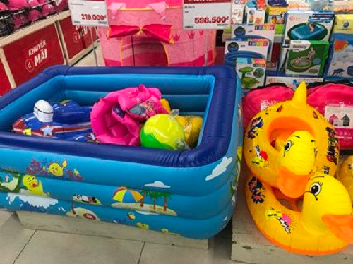 Bể bơi phao hút khách với giá dao động từ 120.000 - 400.000 đồng/chiếc, tùy thuộc vào kích thước, kiểu dáng...Ảnh: Thoibaotaichinh.