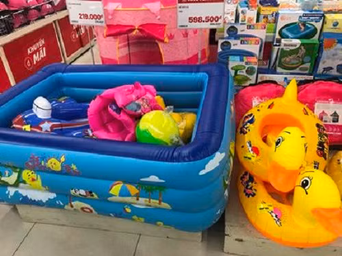 Bể bơi phao hút khách với giá dao động từ 120.000 - 400.000 đồng/chiếc, tùy thuộc vào kích thước, kiểu dáng...Ảnh: Thoibaotaichinh.