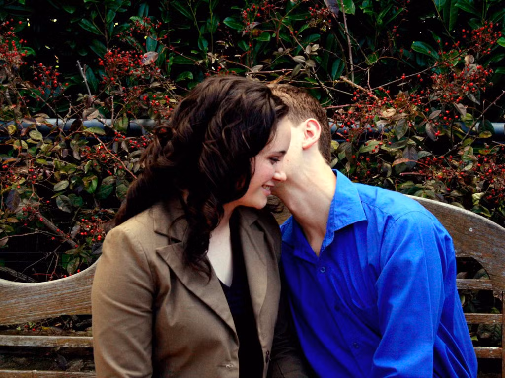 9. Đồng nghiệp có cư xử lạ với bạn Khi mọi người bắt đầu dè chừng và xa lánh bạn đồng nghĩa với việc có chuyện gì đó đã xảy ra. "Thông thường khi nghe được tin đồn về việc ai đó sắp bị sa thải hoặc khiển trách, mọi người thường có xu hướng xa lánh họ", Taylor nói.