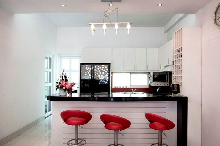 Quầy bar nhỏ trở thành vách ngăn rất tự nhiên cho nhà bếp và khu ăn uống.