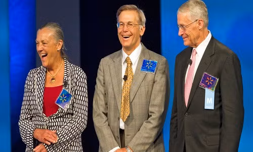 Walmart là hãng bán lẻ lớn nhất thế giới về doanh thu. Từ 12.000 USD, đến nay doanh thu của hãng trên toàn cầu đã đạt 500 tỷ USD.