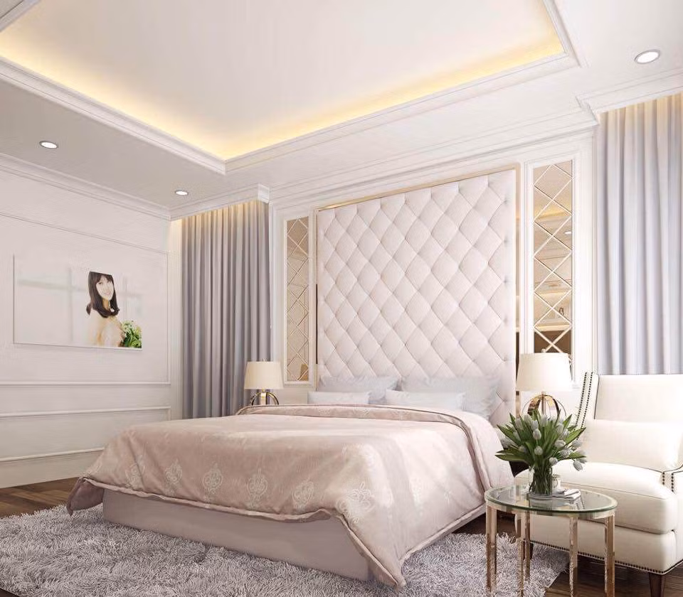 Phòng ngủ thoáng rộng theo phong cách hoàng gia. Ảnh: Khám phá.