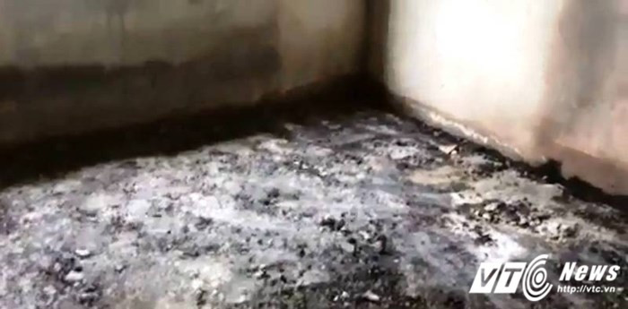 Toàn bộ đồ đạc trong nhà trở thành tro sau đám cháy. Ảnh: VTVnews.