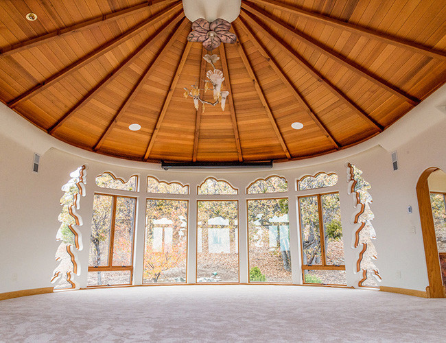 Hoàn thành vào năm 2016, căn nhà này dường như được thiết kế để thể hiện sự tôn trọng với vùng đất cổ xưa