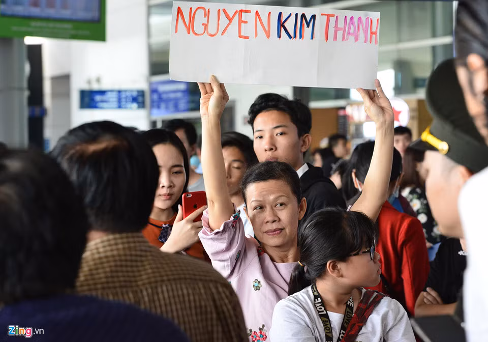 Bà Nguyễn Kim Xuyến cho biết hai mẹ con bắt xe từ Biên Hòa, Đồng Nai, lên sân bay từ sáng để đón anh trai. "Lâu ngày mới gặp anh, lại vào dịp về quê ăn Tết Nguyên đán nên gia đình trông ngóng từ mấy ngày nay. Anh ấy báo máy bay hạ cánh đã hơn một tiếng rồi nhưng đang phải xếp hàng làm thủ tục bên trong nên chưa thấy ra", người này cho hay.
