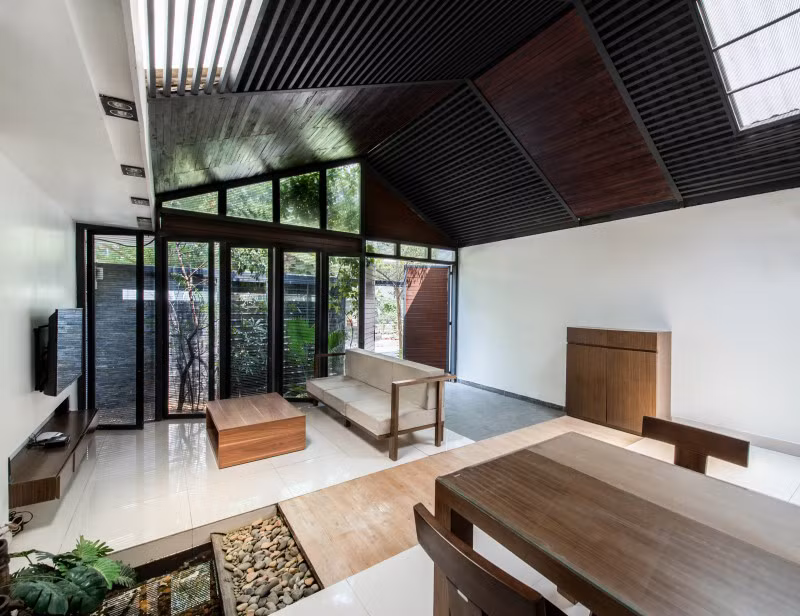 Kiến trúc sư bố trí không gian sinh hoạt chung gồm phòng khách, bếp, bàn ăn kế tiếp nhau giúp tiết kiệm diện tích và chi phí.