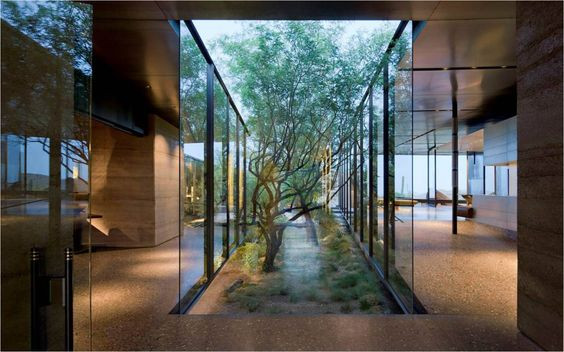 Cùng với sự phát triển của xã hội, thiên nhiên trở thành yếu tố được quan tâm hàng đầu trong xu hướng thiết kế kiến trúc nội thất hiện đại. Vườn trong nhà phủ xanh mọi góc không gian sinh hoạt, mang hơi thở của thiên nhiên. Ảnh: Moonlightshadow.