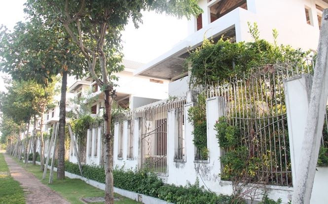 Những căn nhà có giá 4-5 tỷ đồng nối dài trên cả con đường trong siêu dự án không có một bóng người. Theo ghi nhận của Tiền Phọng, chung cư cao cấp, nhà phố, biệt thự hạng sang, khu nhà cho thuê kinh doanh… tất cả đến nay sau gần chục năng xây dựng vẫn không một bóng người. Một số con đường nơi đây trở nên hoang phế, cỏ dại mọc đầy với đầy rác.