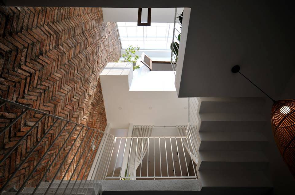 Giếng trời và thông tầng đảm bảo lượng ánh sáng cần thiết cho không gian bên trong.