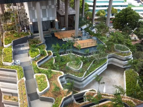 Ngoài cây xanh, khách sạn độc đáo còn dành không gian cho hòn non bộ, thác nước.