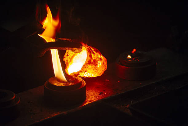 Công đoạn đưa vàng vào nấu chảy. Ảnh: Getty Images.