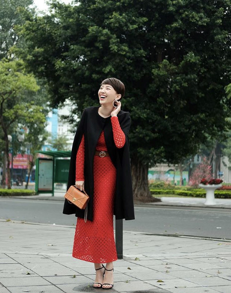 Túi xách tuy nhỏ không đựng được nhiều đồ nhưng nó giúp nâng tầm phongcách lên rất nhiều, nhìn hình ảnh của Tóc Tiên là một minh chứng.